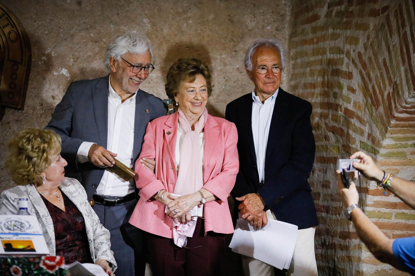 Entrega de Anagrama de Oro y Brillantes de la Ciudad de Almería a Andrés Caparrós en imágeness