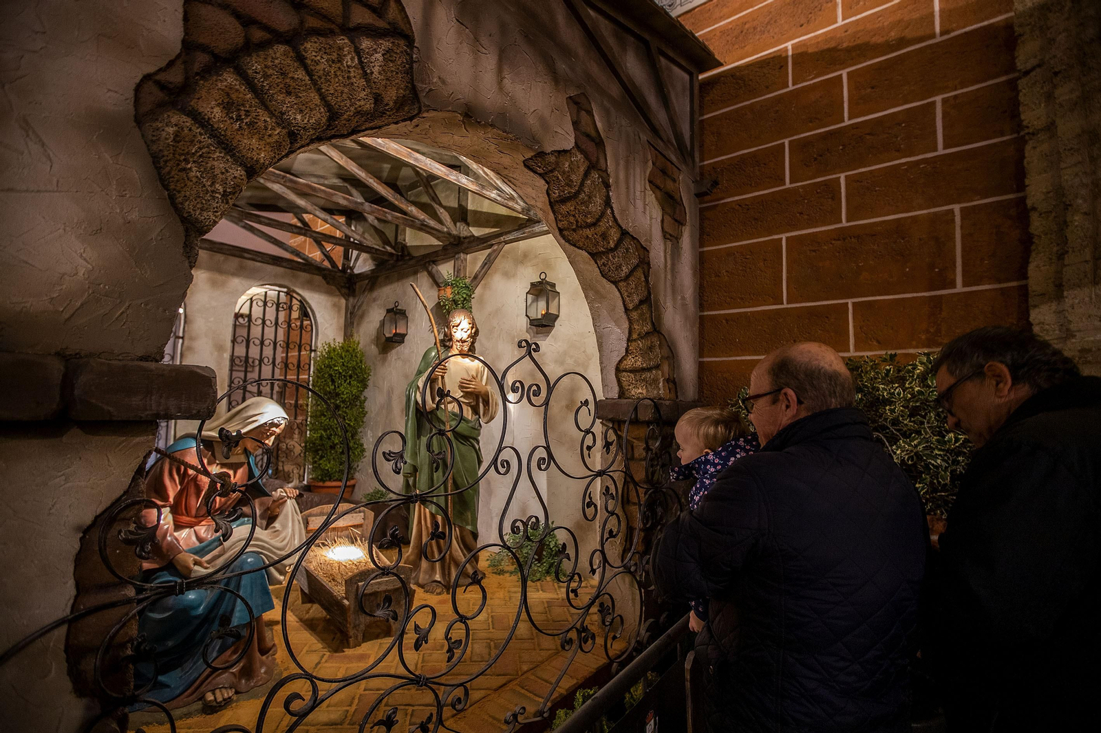 Papá Noel y un belén viviente ambientan San Fernando