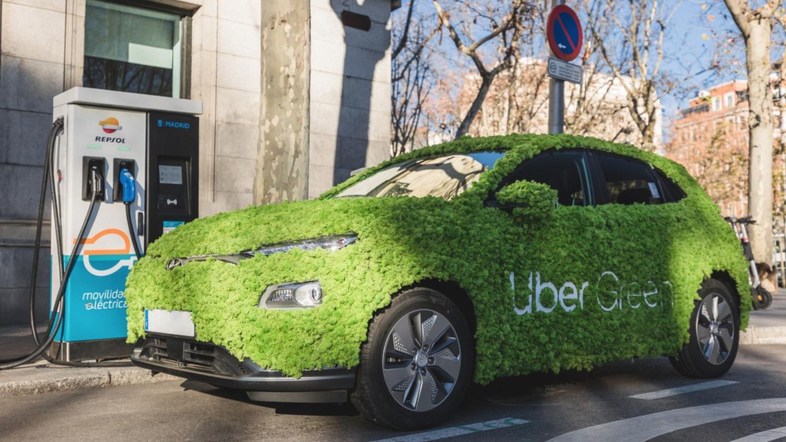 Uber pretende aumentar los recorridos eléctricos con sus coches con acuerdos como éste suscrito con Repsol. Uber pretende aumentar los recorridos eléctricos con sus coches con acuerdos como éste suscrito con Repsol.