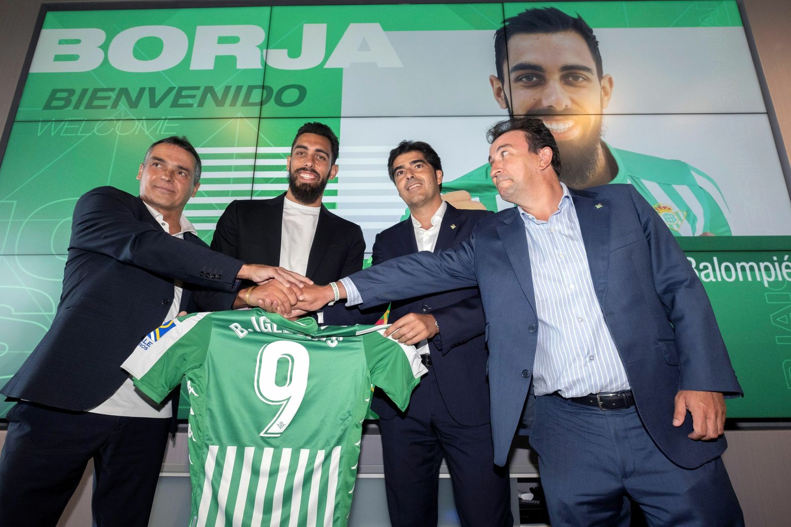 Alexis, Ángel Haro y José Miguel López Catalán, en la presentación de Borja Iglesias.