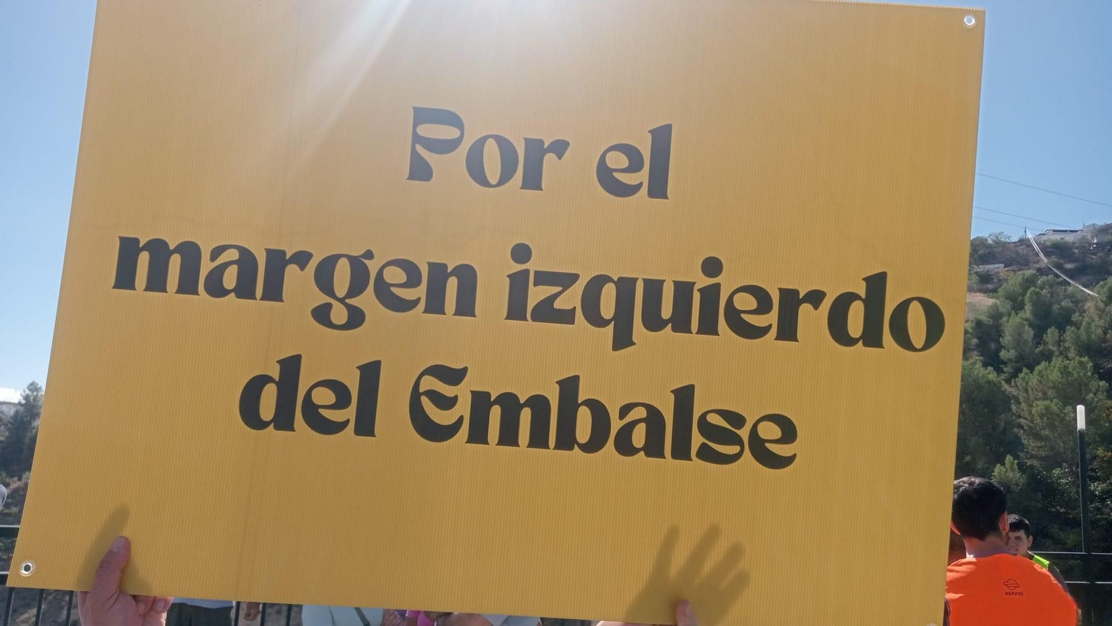 La protesta de Iznájar por el mal estado de las infraestructuras y los servicios públicos, en fotografías