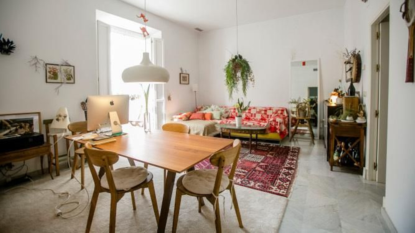 Vista del Salón-Comedor. Diferentes textiles y muebles inspirados en los años setenta.