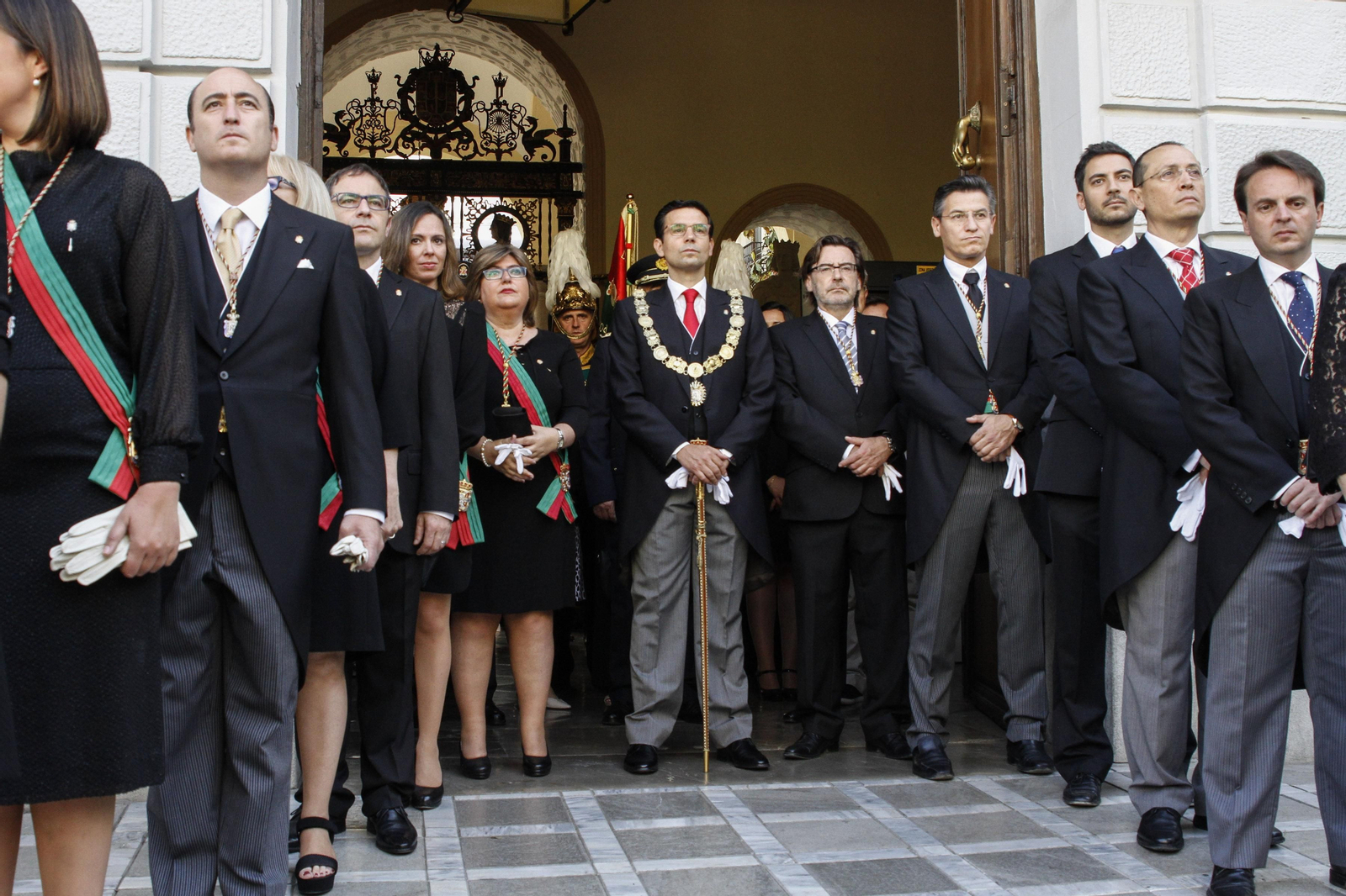 El precio de los atributos municipales: 22.530 euros en fajines, medallas y bastones