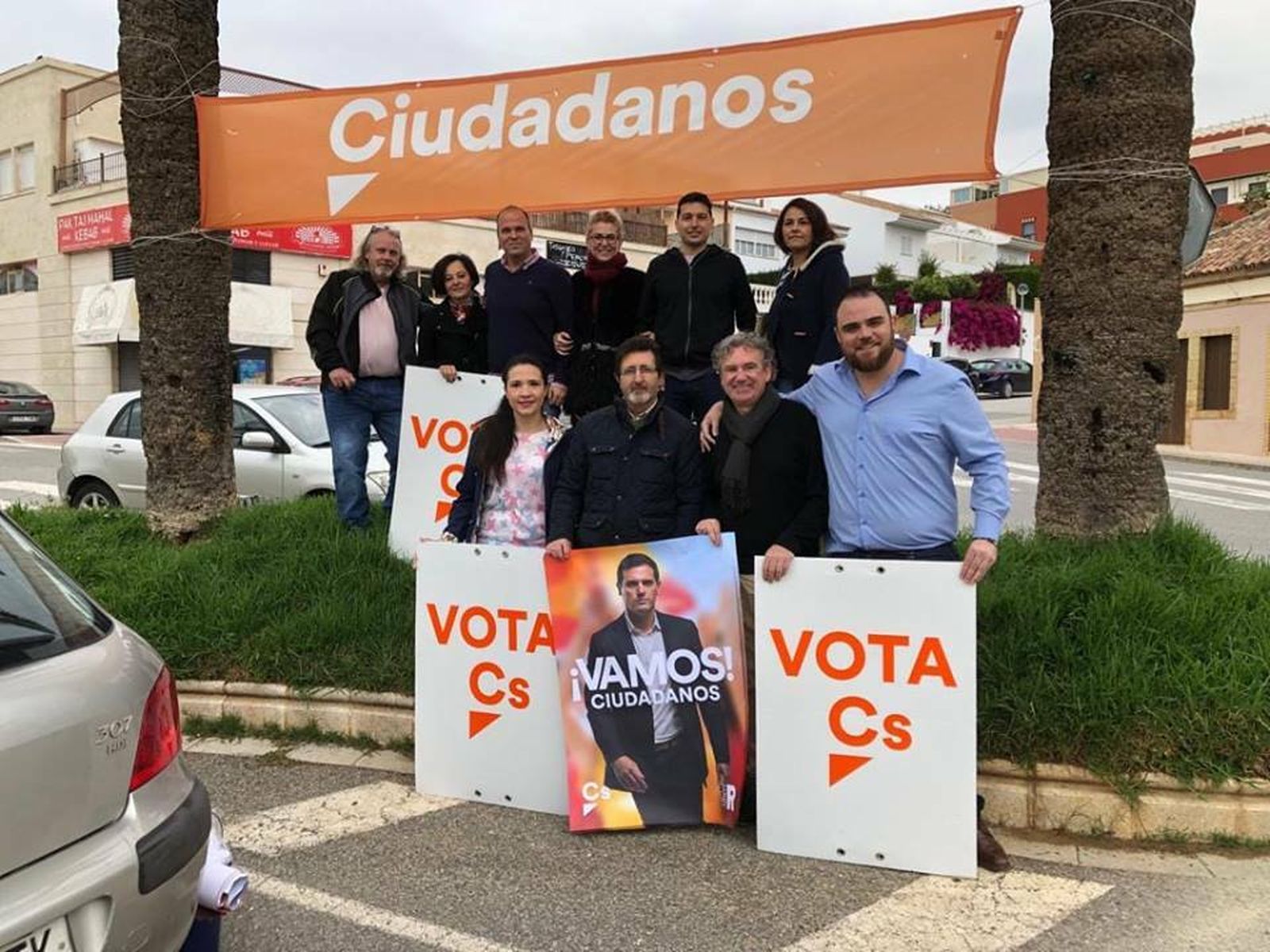 Miembros de la agrupación local de Cs en Morón, en la campaña de las elecciones generales en el municipio.