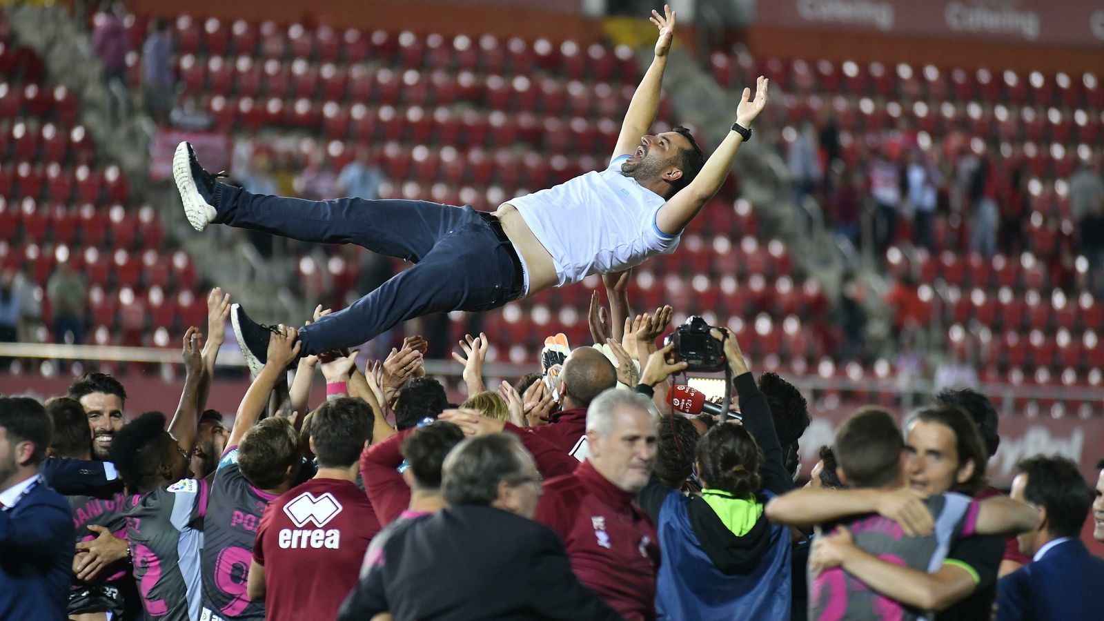 Los jugadores matean a Diego Martínez tras lograr el ascenso en Mallorca