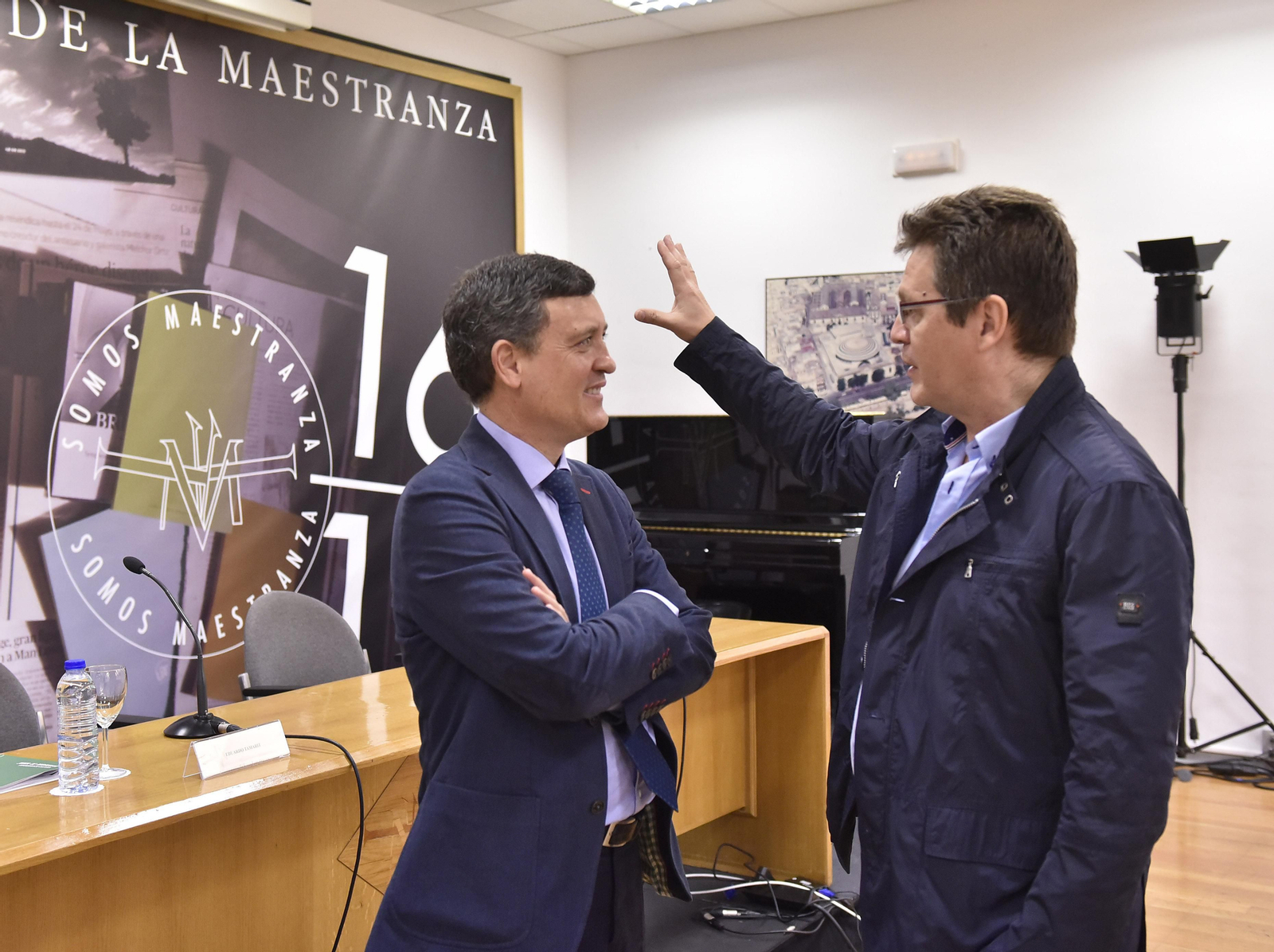 Hernández Silva (derecha), junto al secretario general de Cultura de la Junta, Eduardo Tamarit.