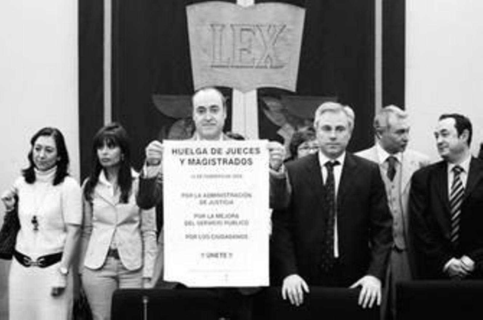 El decano de los jueces de Madrid con miembros del comité de huelga el pasado 18 de febrero.