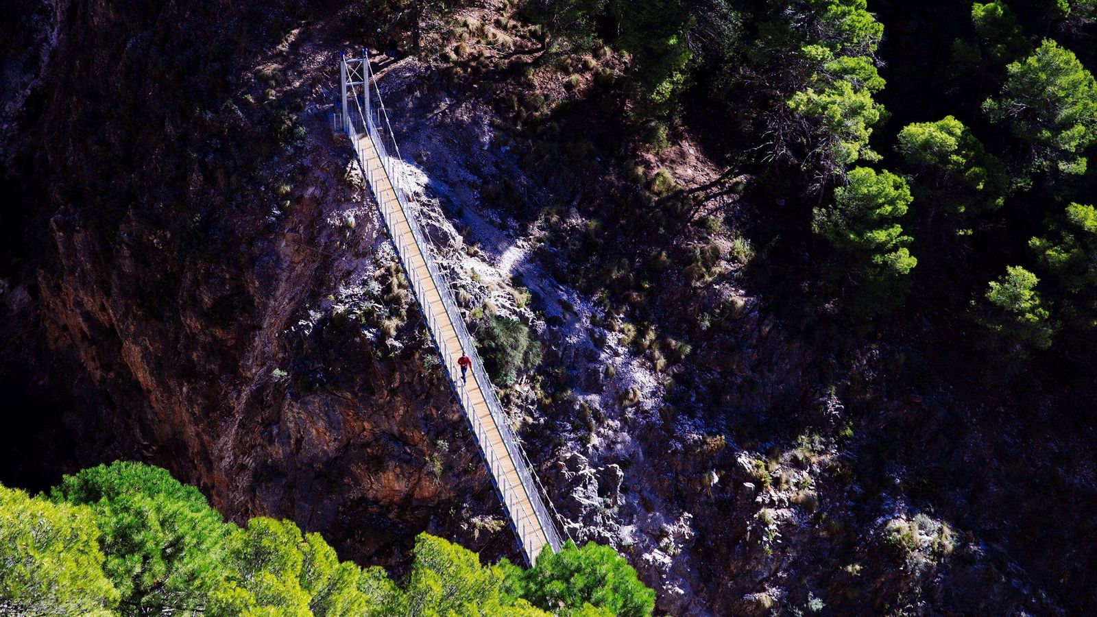Vistas del puente colgante de El Saltillo en Canillas de Aceituno, Málaga.