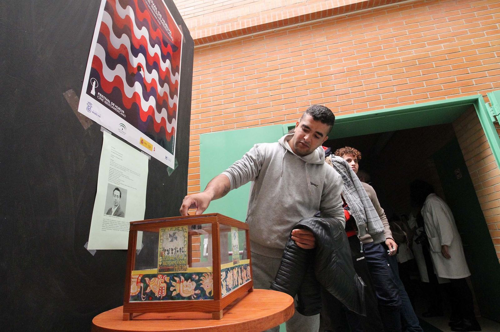 "El Piedra" visita la cárcel de Huelva, en imágenes