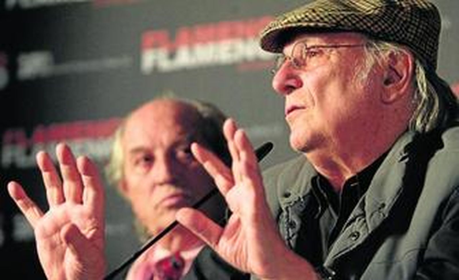 Carlos Saura explica los detalles de su nueva producción acompañado por el director de fotografía Vittorio Storaro, el pasado noviembre.