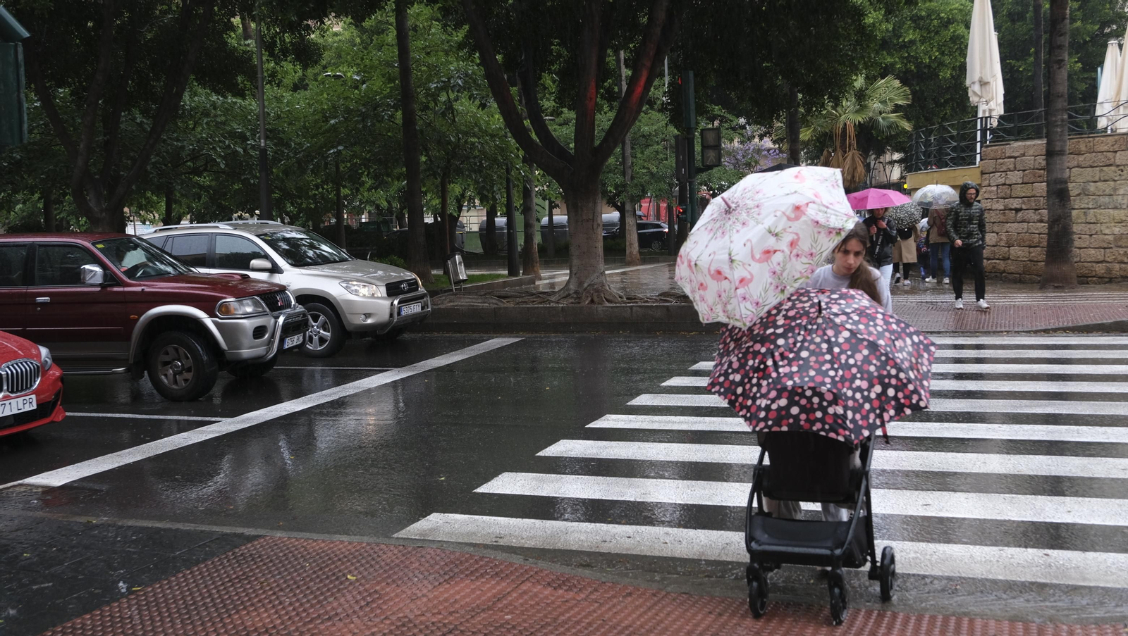 Los almerienses expresan su alegría por la lluvia