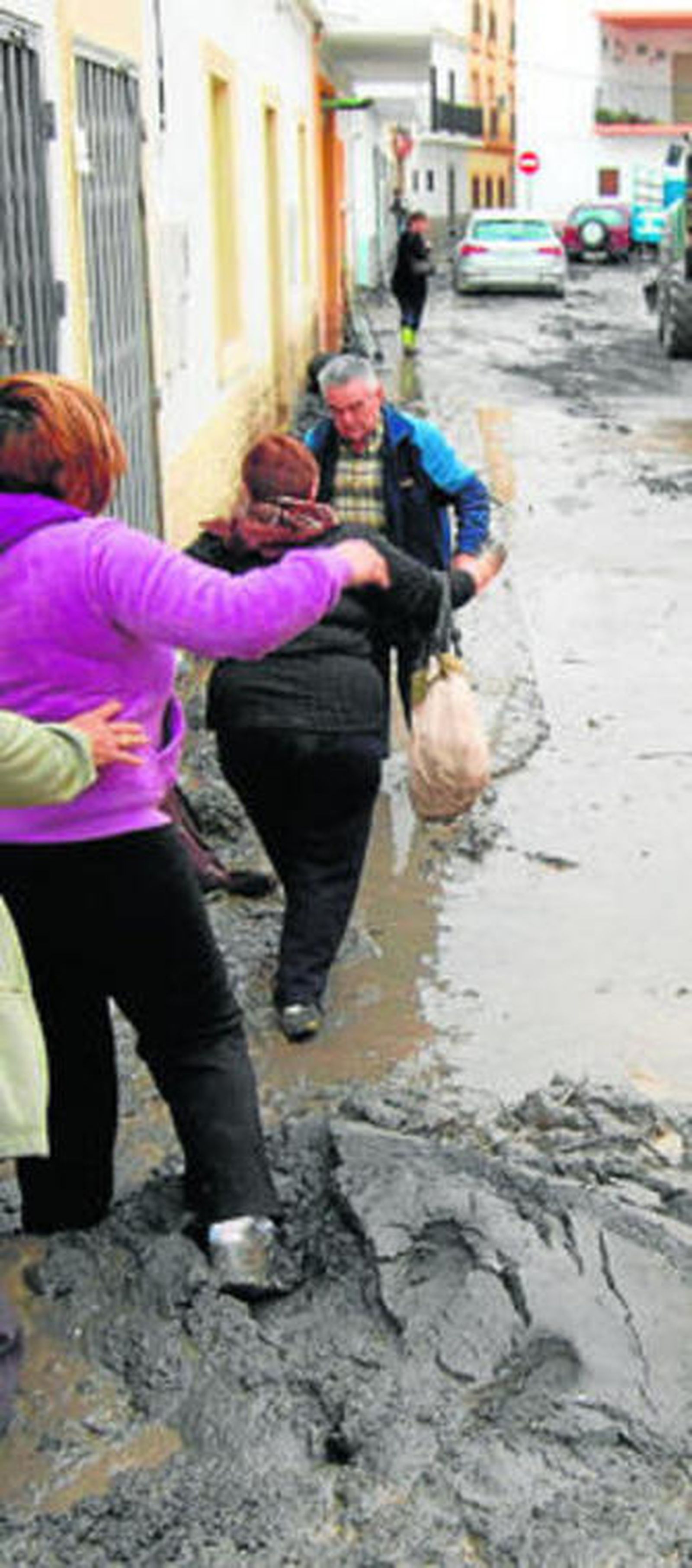 Las lluvias torrenciales convirtieron Calahonda en un lodazal.