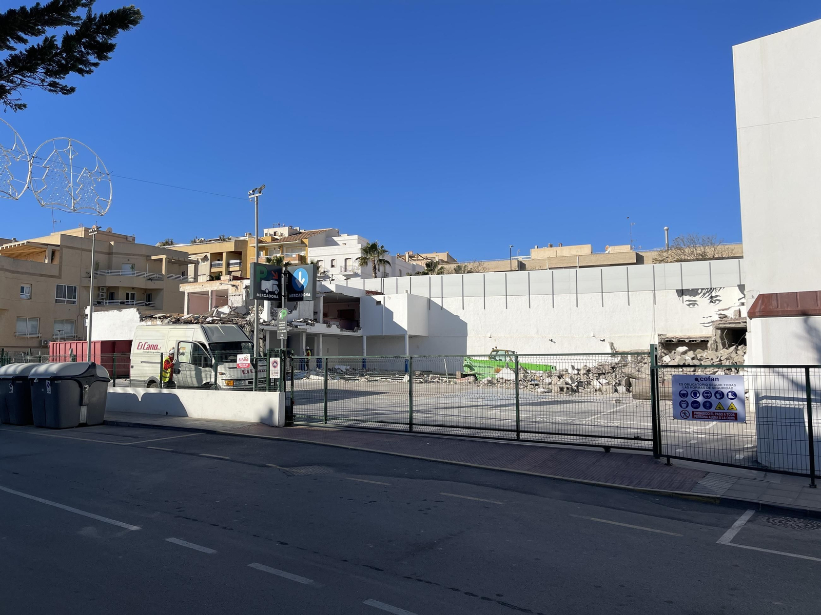 Las imágenes de la demolición del cine Tenis de Garrucha