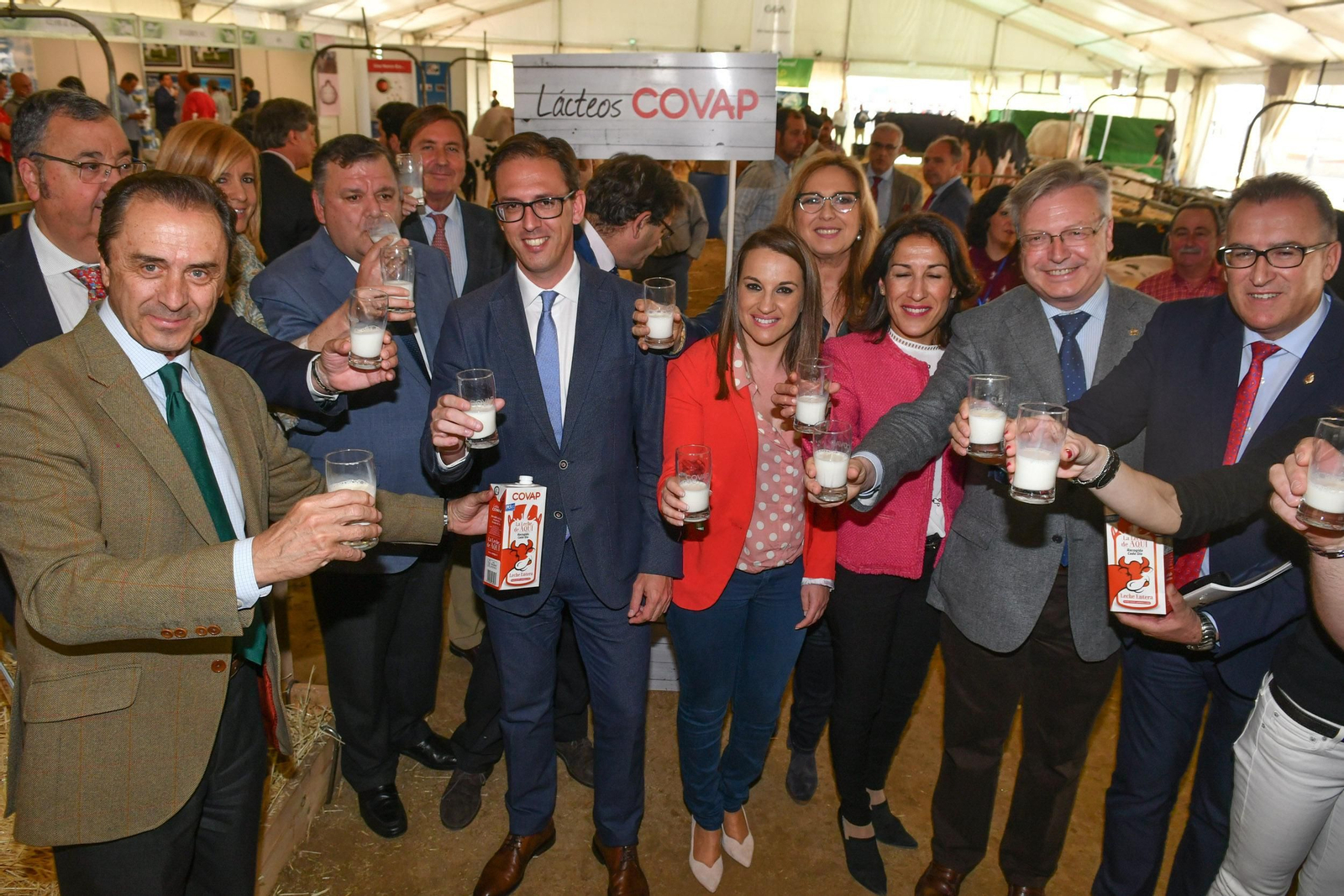 Las instituciones realizan un brindis inaugural con leche de Covap.