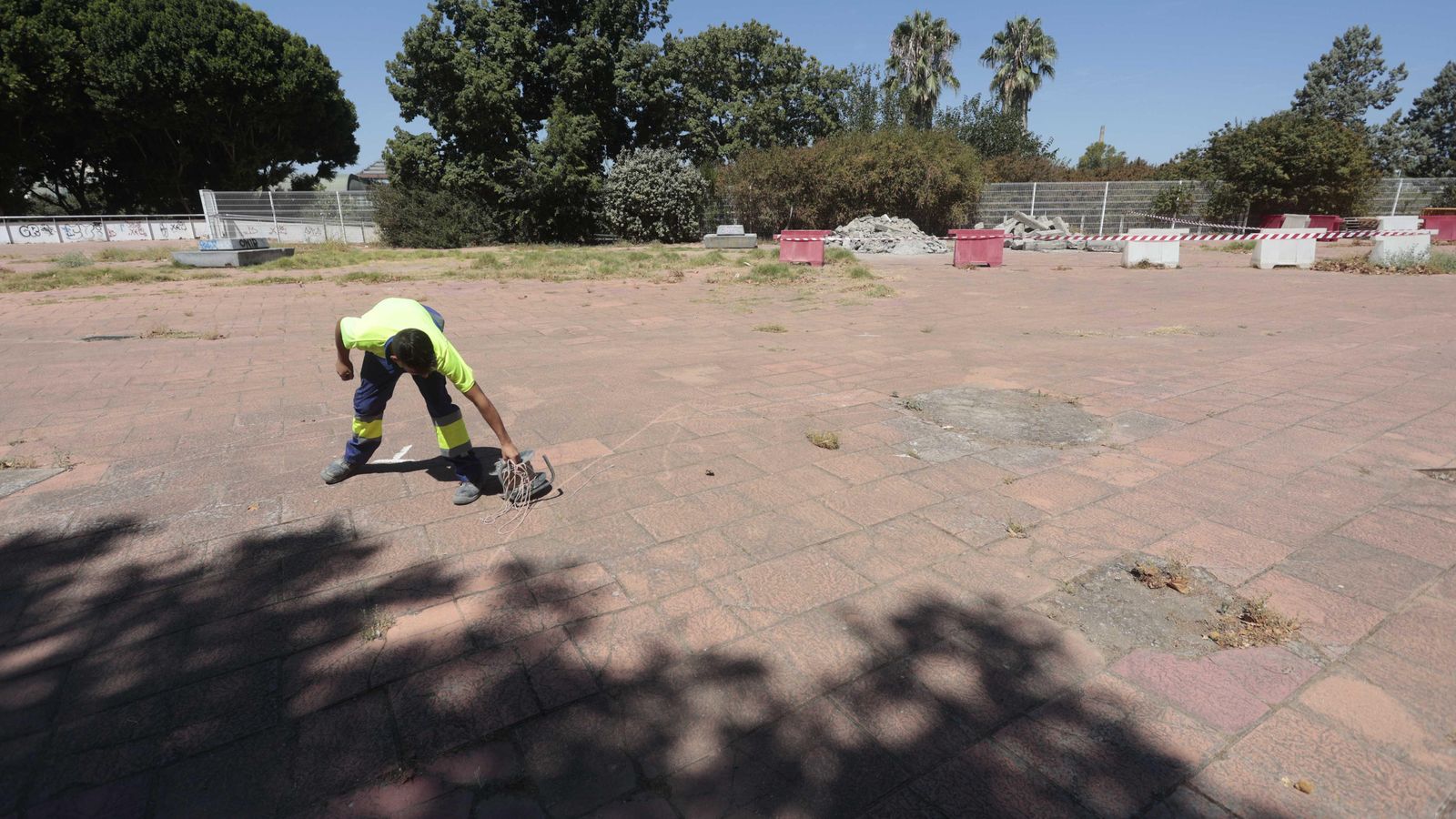 Uno de los primeros trabajadores en la rehabilitación del paseo de Torneo.
