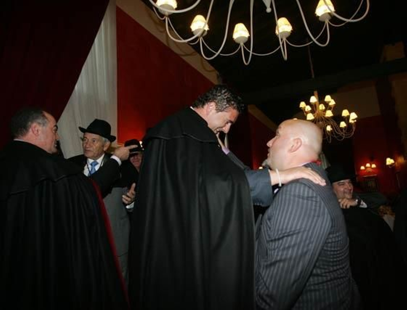 El Hotel Los Jándalos acoge la ceremonía de investidura de Emilio Viquiera, director deportivo del Xerez, como nuevo cofrade honorífico de la Cofradía del Botillo

Foto: Pascual