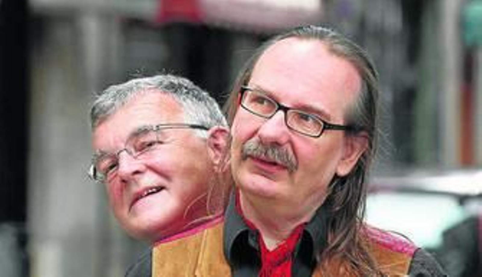 Los escritores Ken MacLeody Kim Newman, ayer, en Gijón.