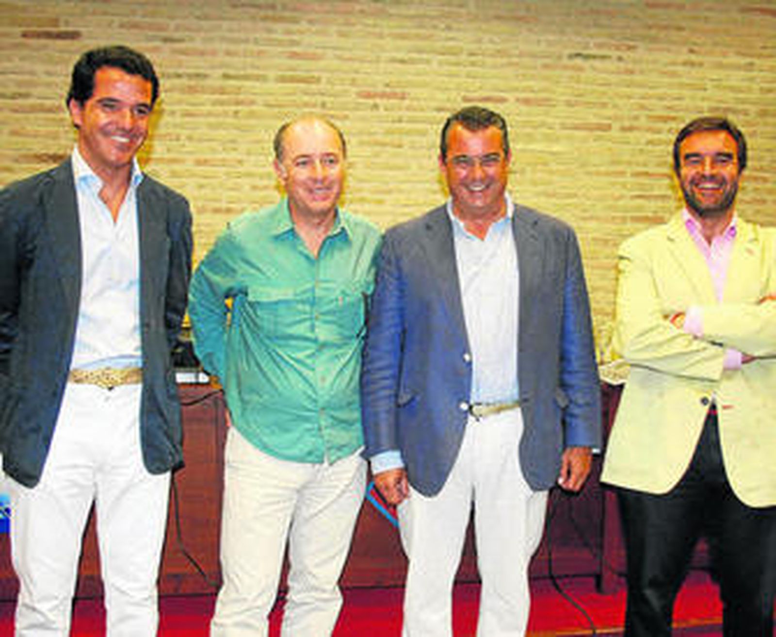 El cantante José Manuel Soto, con el alcalde y el edil de Cultura y el representante de la bodega Caballero.