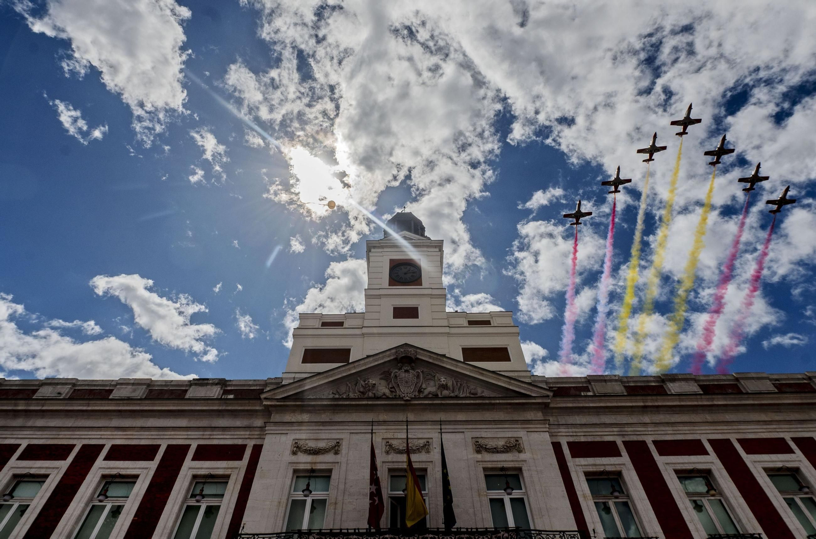 Espectaculares fotos de las acrobacias de la Patrulla Águila: cuatro décadas surcando los cielos