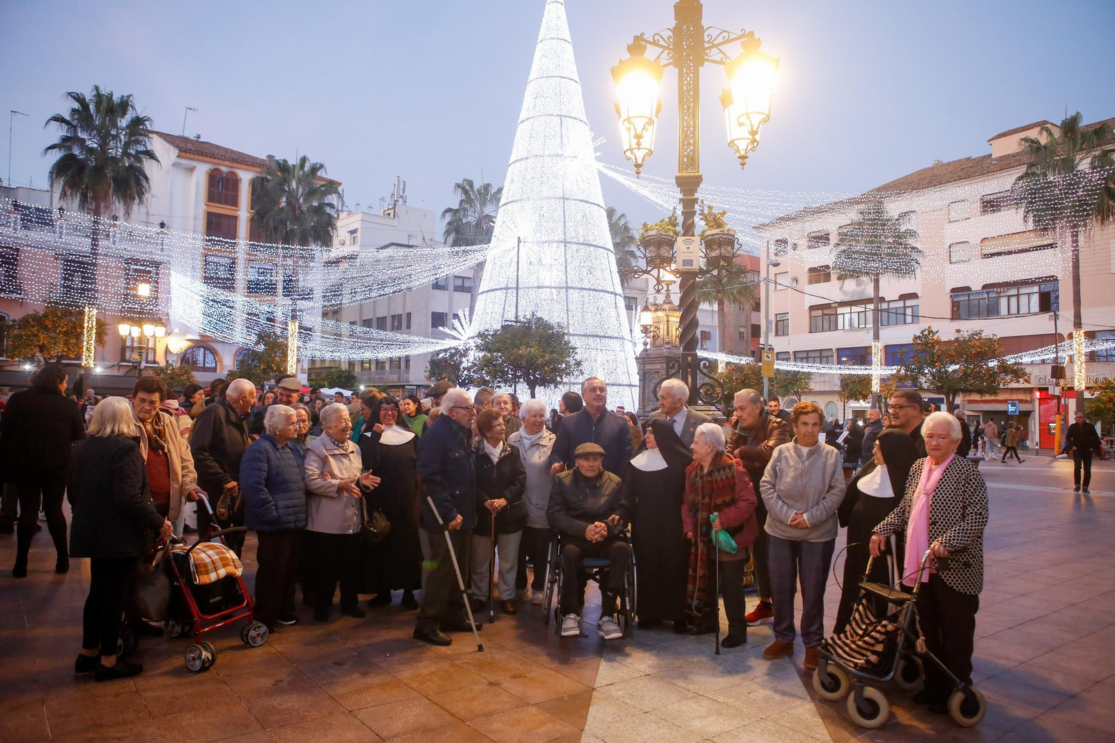 Las fotos del paseo en taxi al alumbrado de Navidad de Algeciras para los mayores