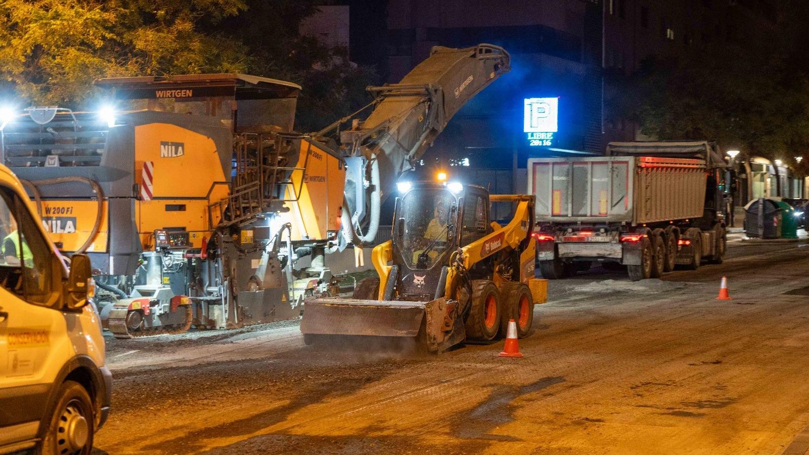 Obreros y maquinaria pesada trabajan en el Plan Asfáltico 2025 de Granada