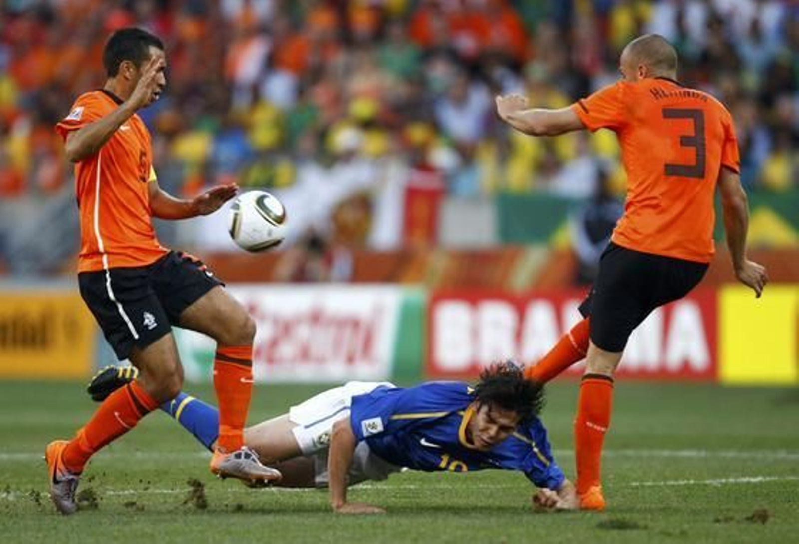 Holanda da la sorpresa y se mete en semifinales dejando fuera a Brasil en cuartos de final. / AFP