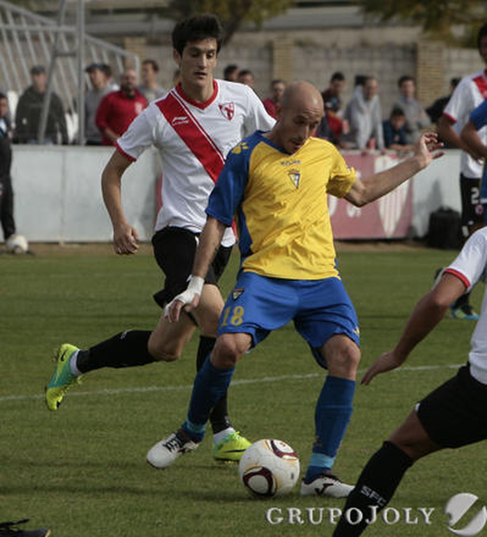 Óscar Pérez toca el balón seguido por Luis Alberto. 

Foto: Jose Angel Garcia