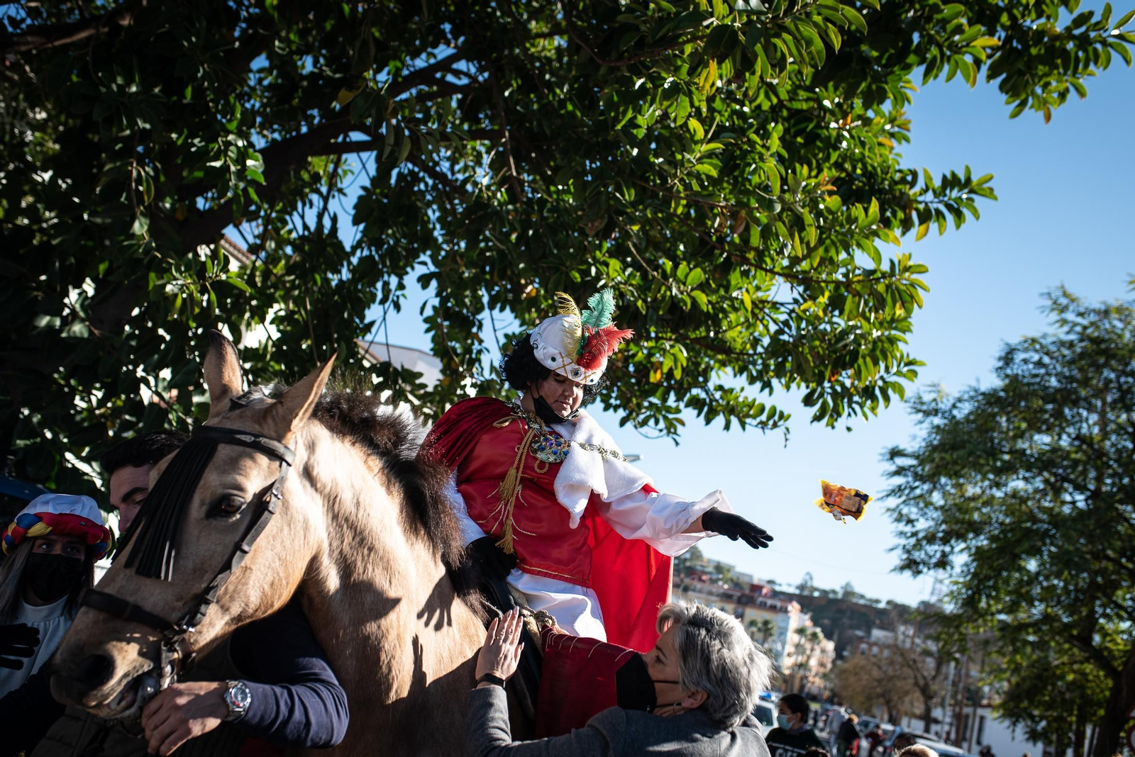 La visita de los Reyes Magos a los barrios de Huelva en imágenes