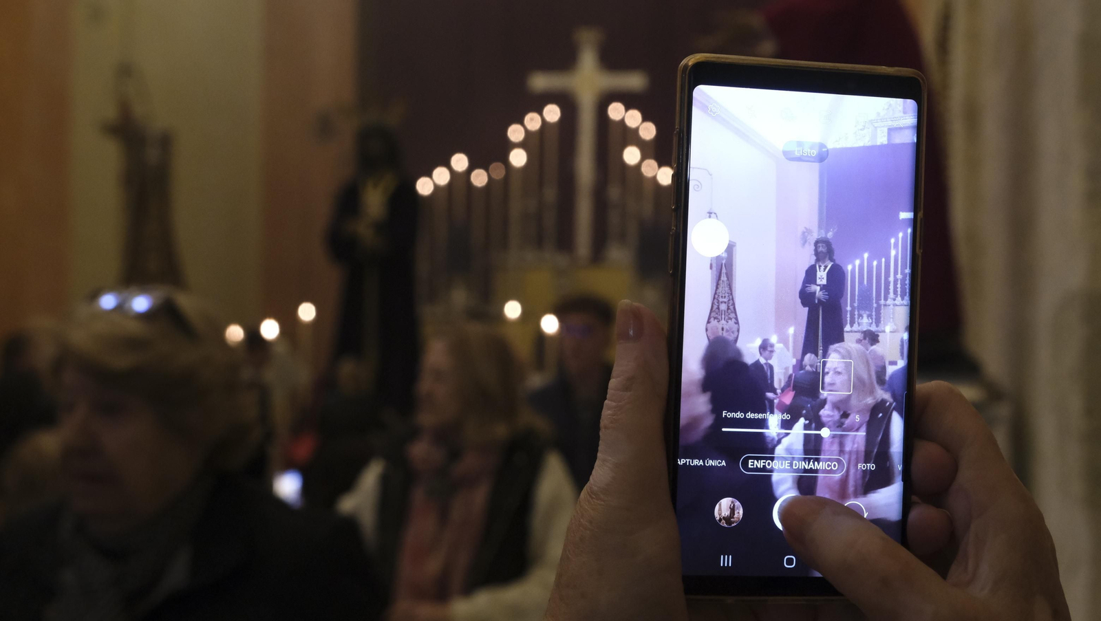 Imágenes del multitudinario besapiés del Cristo de Medinaceli en la Catedral de Almería