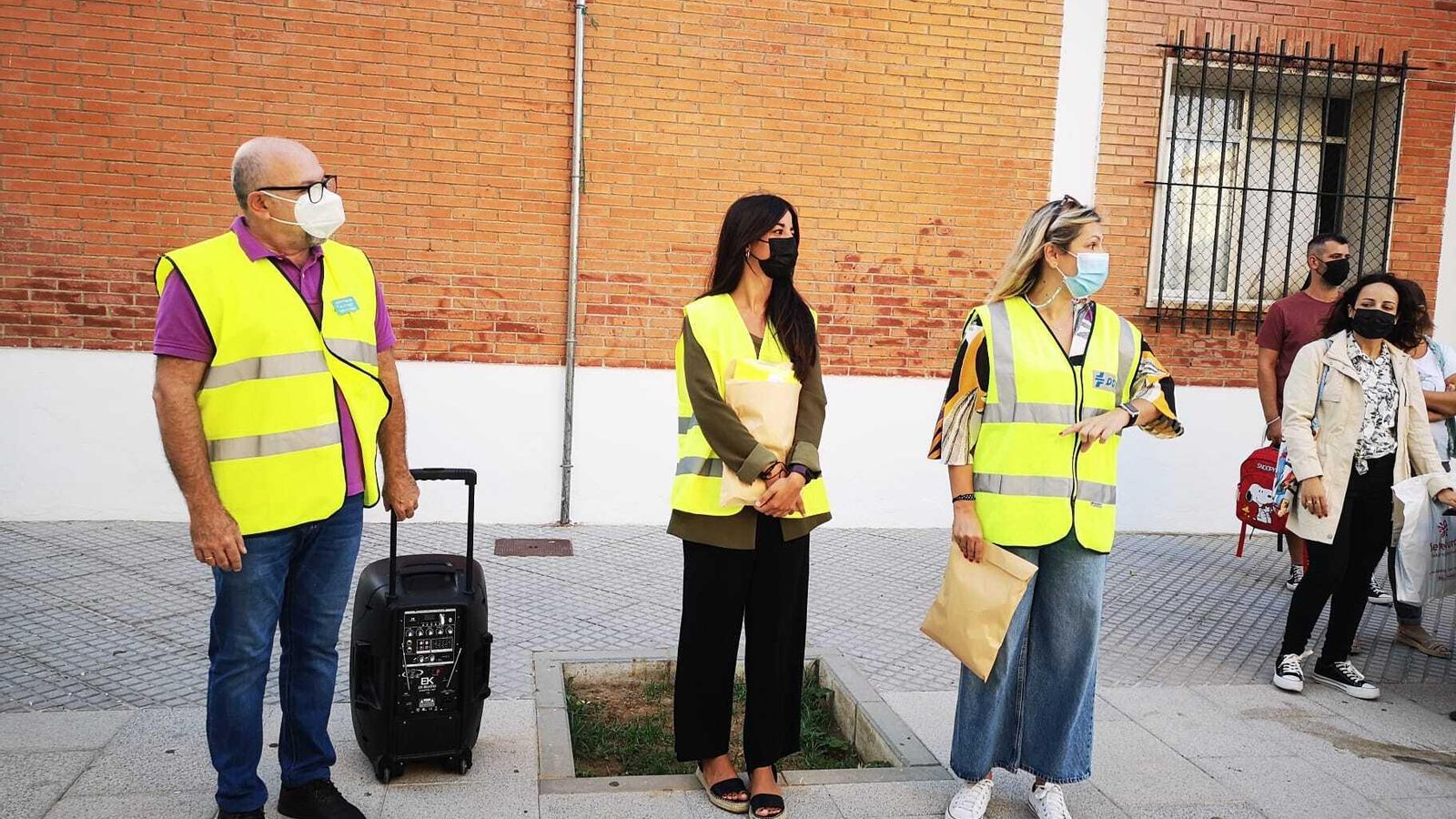 El director del colegio San Ignacio con responsables de Tráfico en la provincia.