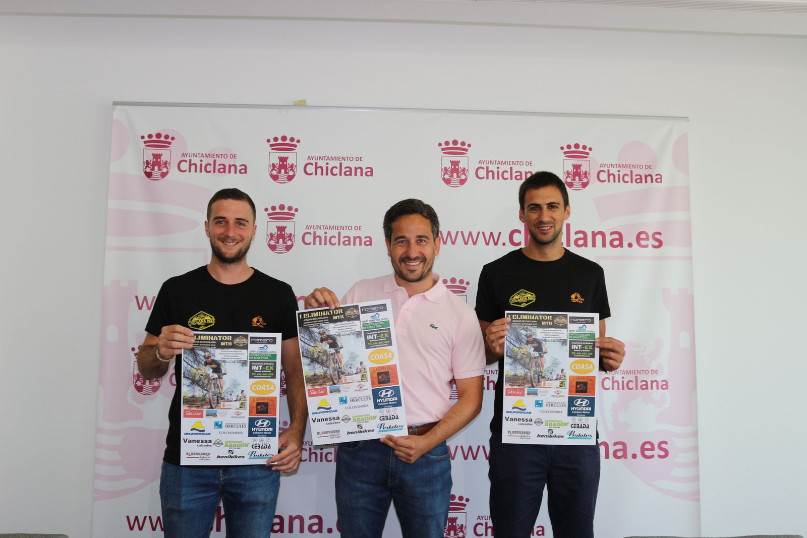 Integrantes del CD Chiclana Bike junto al delegado de Deportes, José Vera.