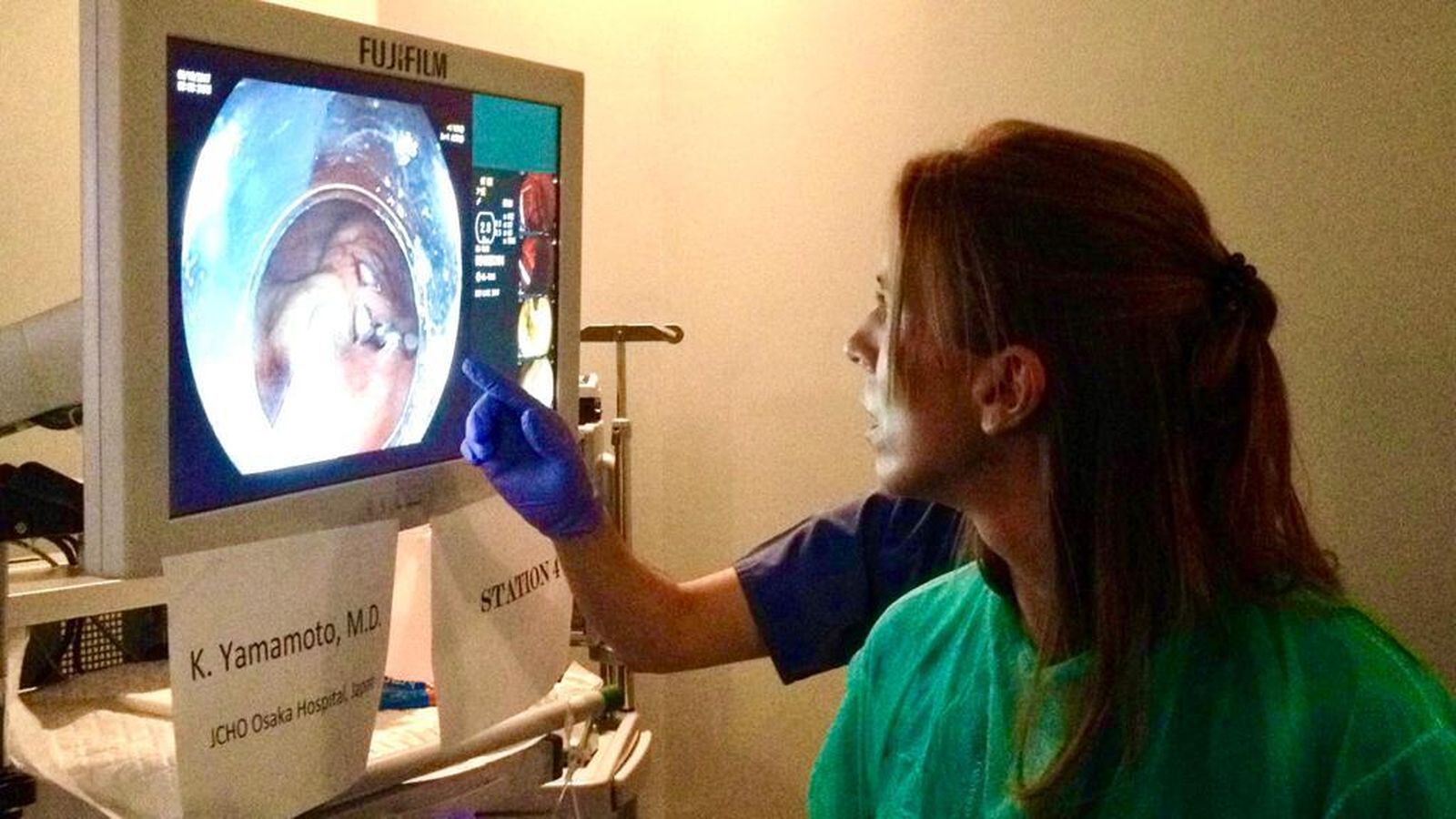 La doctora, realizando una endoscopia.