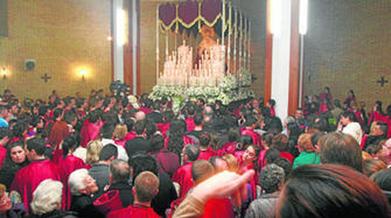 Los cofrades de la Fe volvieron a arropar un año más a sus titulares, aunque en esta ocasión no salieron de la iglesia.