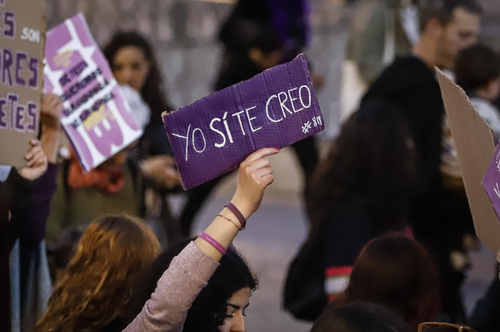 Una ola morada inunda la avenida principal de Granada en el Día de la Mujer