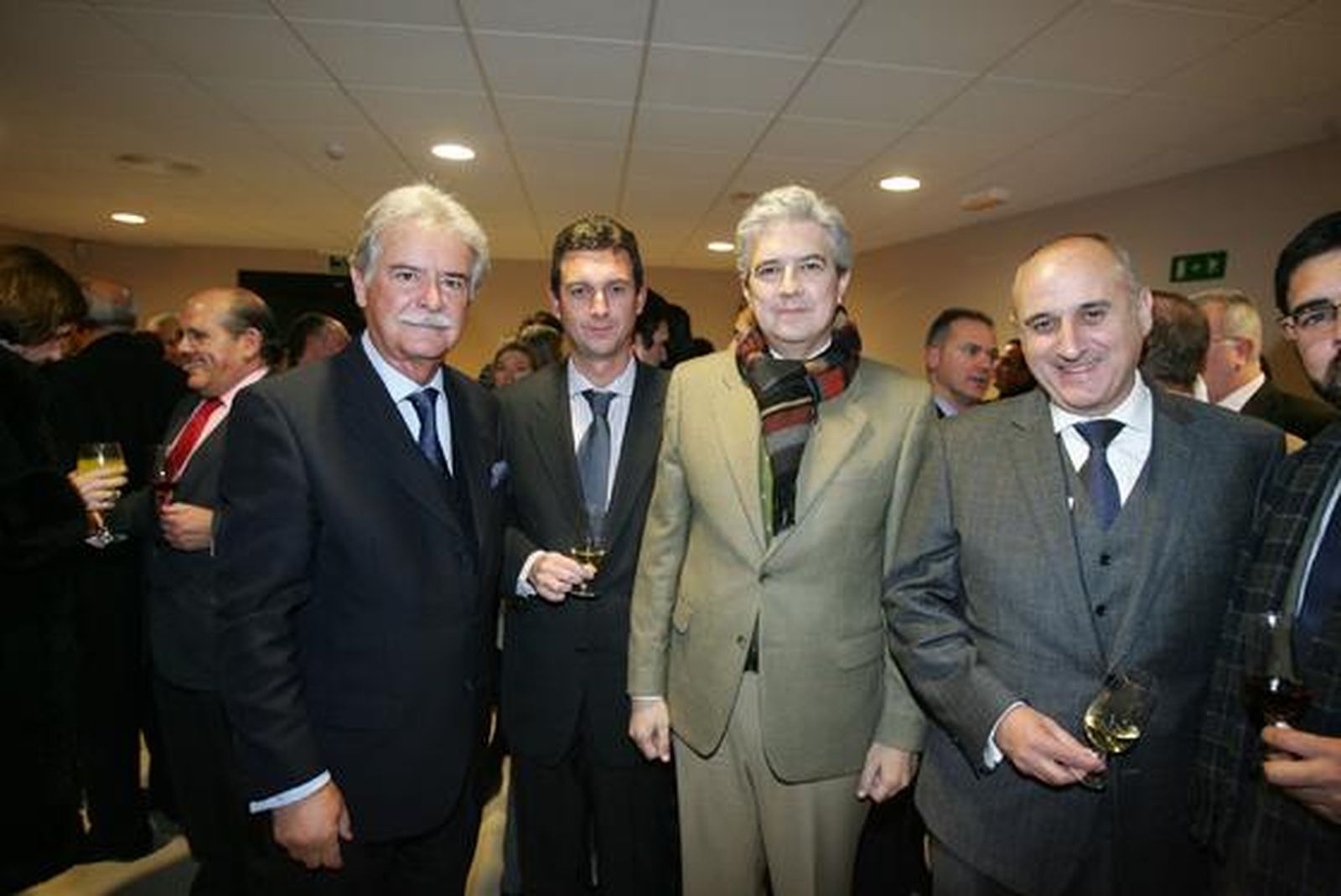 José Carlos Vázquez, director de la Caixa Centro de Empresas de Cádiz rodeado del director de Ifeca, Aurelio Sánchez; Miguel Berraquero y Francisco Romero, presidente del GRC

Foto: Pascual