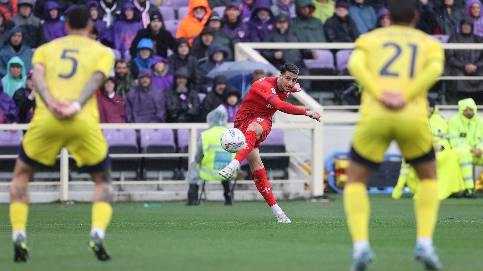 Mandragora da un pase con mucha clase en el golpeo con la pierna izquierda en un encuentro con la Fiorentina.