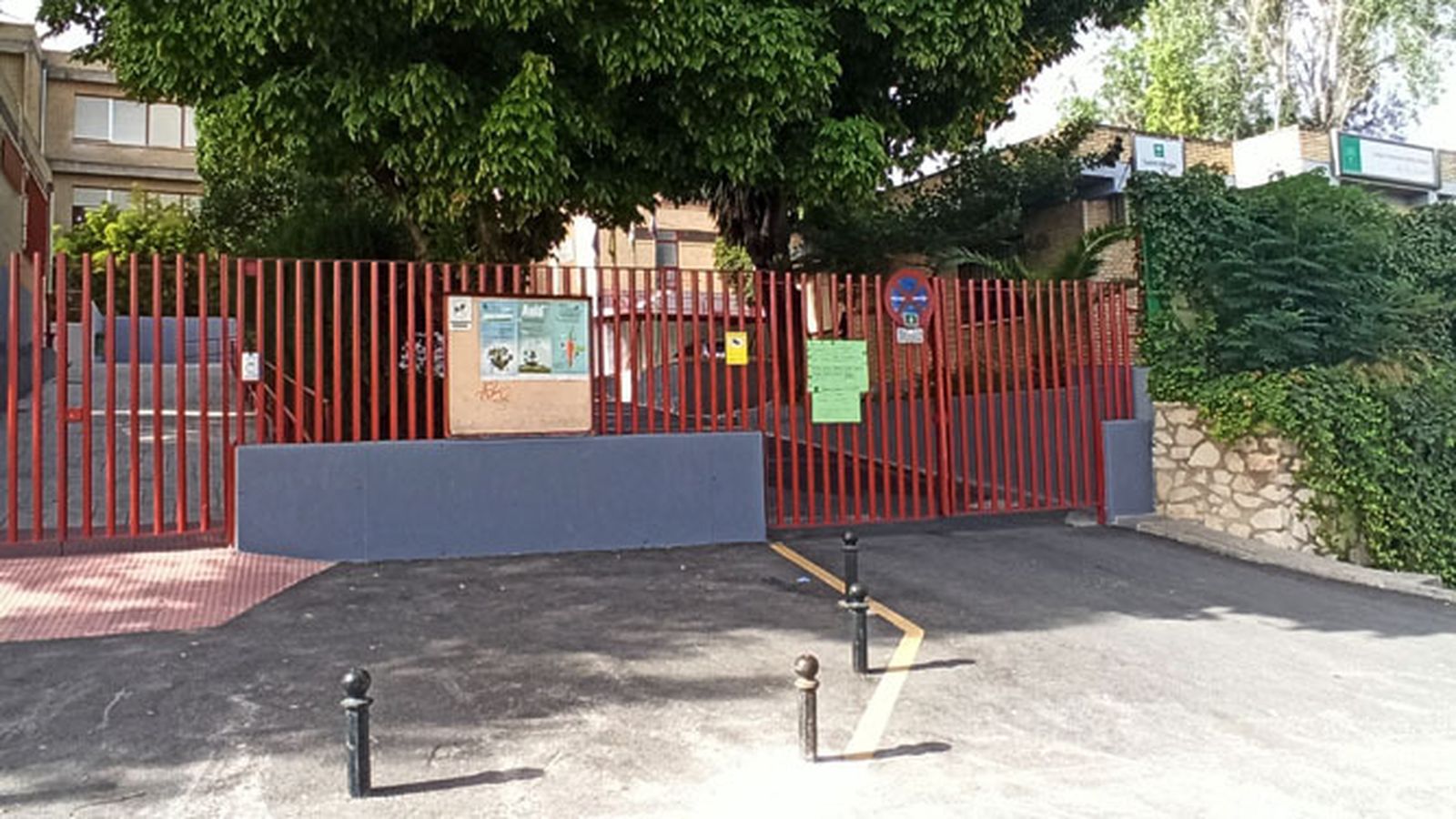 Entrada al colegio Nuestra Señora del Carmen, en Lucena.