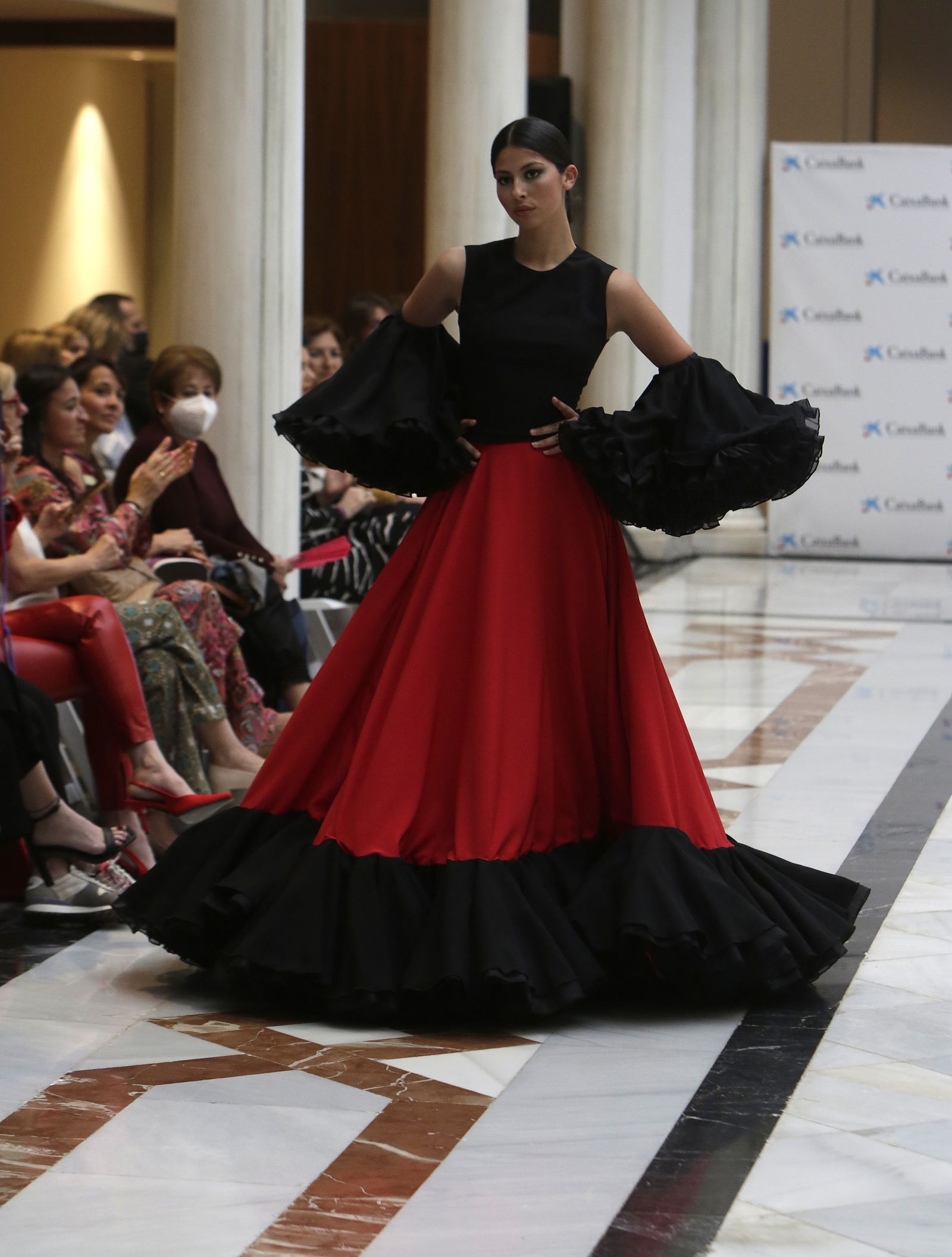 Desfile moda flamenca en las vísperas de la Feria de Abril CaixaBank