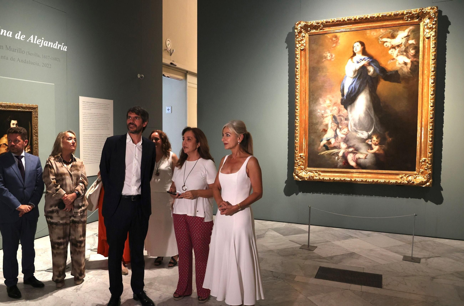 El ministro de Cultura, Ernest Urtasun, con la directora del Bellas Artes Valme Muñoz y la consejera Patricia del Pozo.