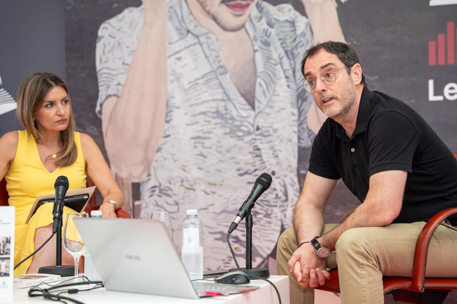 Amalia Bulnes presenta "Raíles y maletas" de Rafael Jurado