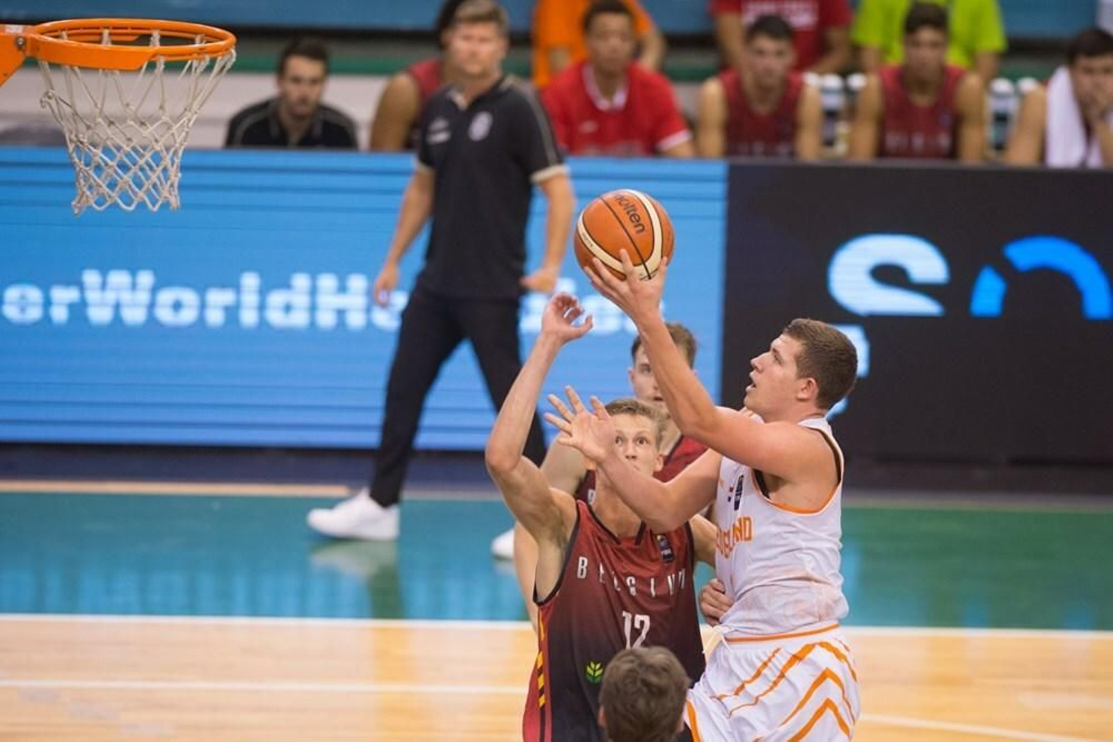 Morgan Stilma trata de anotar con la izquierda.