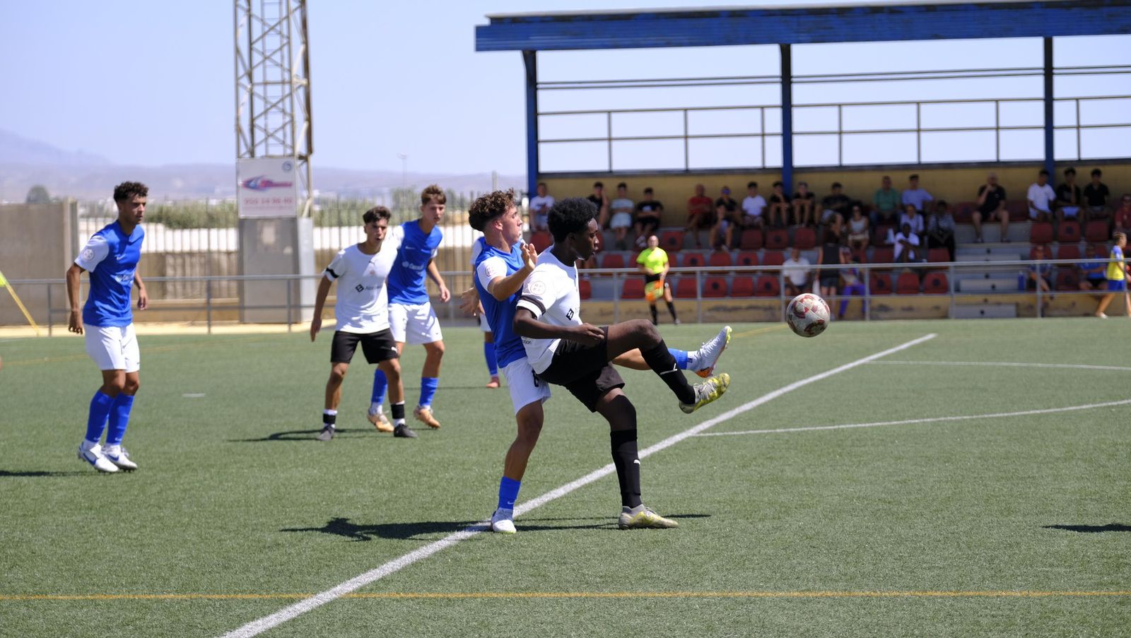 Un jugador del conjunto almeriense da un pase ante la oposición rival durante un encuentro en casa de esta temporada.