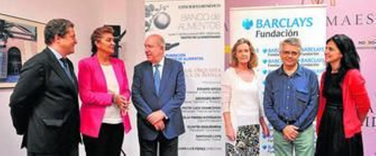 Representantes de Barclays, Banco de Alimentos y el Maestranza posan antes de firmar el acuerdo.