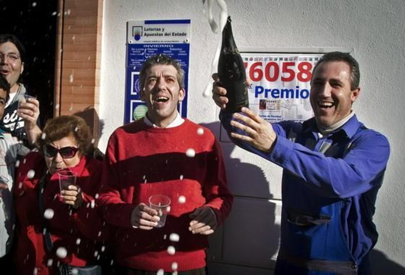 Un estanquero de Villarrasa ha llevado el Gordo a Huelva por primera vez.

Foto: EFE