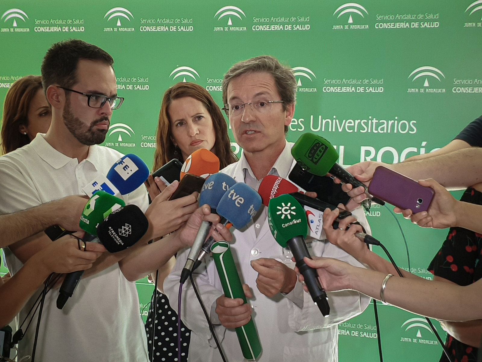 El responsable del servicio de infecciosos del Hospital Virgen del Rocío, José Miguel Cisneros, comparece ayer ante la prensa.