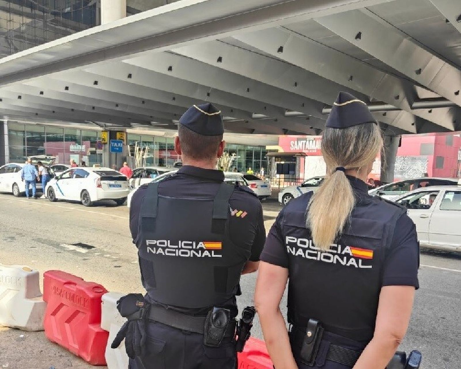 Dos policías en el aeropuerto de Málaga