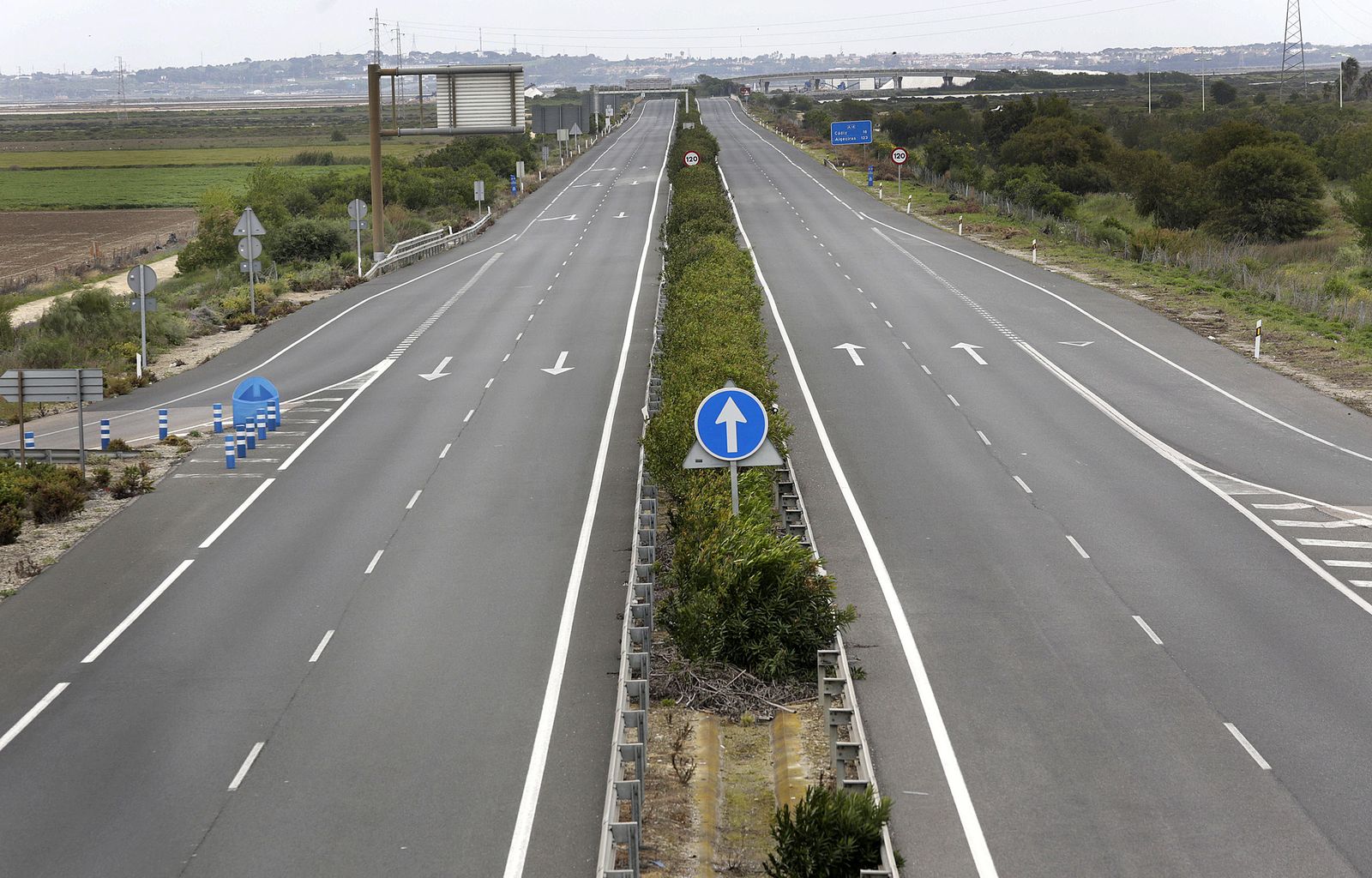 La CA-32, saliendo de Cádiz, completamente vacía este sábado.