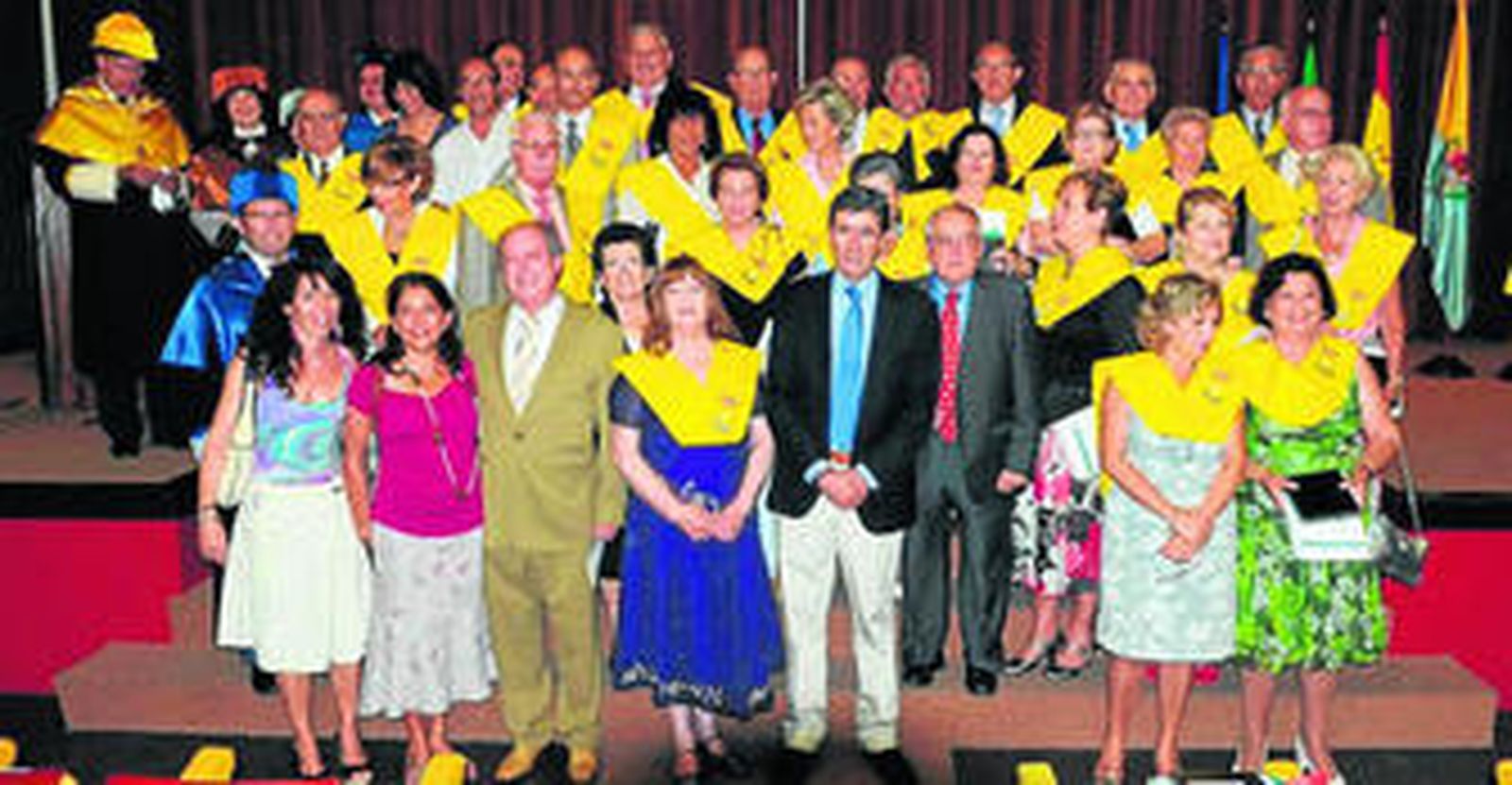 Autoridades académicas, delegada provincial y los alumnos graduados, tras el acto celebrado en la Escuela Superior Politécnica.