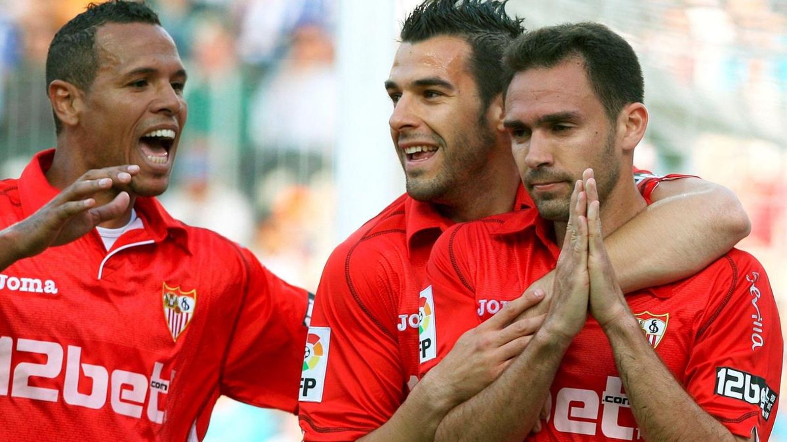 Lolo Ortiz, actual entrenador del Inter Sevilla, pide perdón al Málaga tras marcarle un gol junto a Luis Fabiano y Negredo.