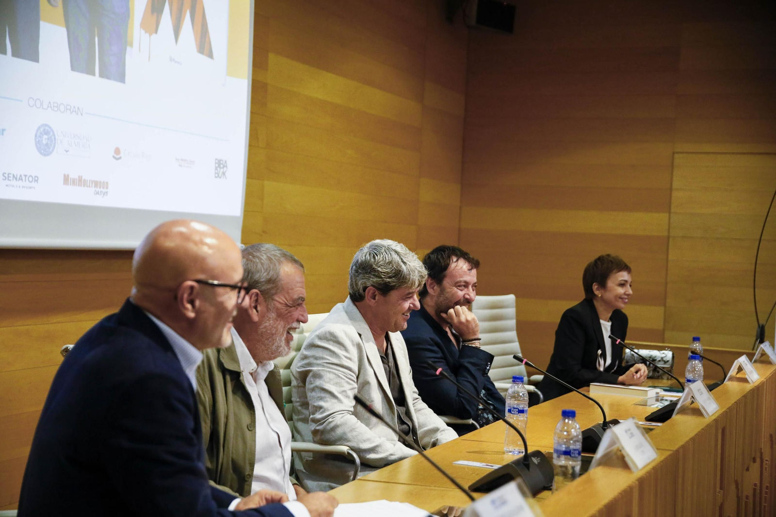 Carmen Mola presenta su libro "El clan" en la Casa de las mariposas de Almería, en imágenes